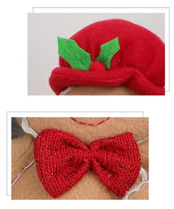 Detalle del gorro de fieltro rojo con acebo y lazo de punto en el muñeco de jengibre de peluche