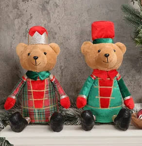 Detailansicht der weihnachtlichen Teddybären in Soldatenkostümen und festlichen Hüten