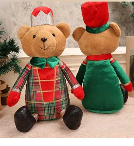 Detailansicht der Vorder- und Rückseite des Weihnachts-Teddybären in Soldatenuniform