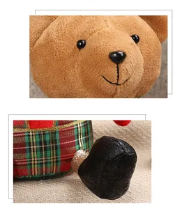 Detailsicht der Weihnachts-Soldatenbär mit Karostoff und goldenen Paillettenstiefeln