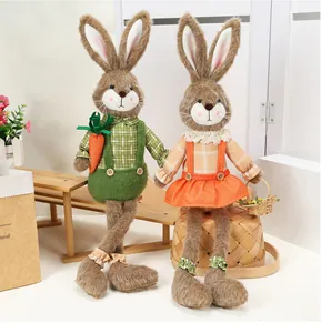 Detalle de conejos de Pascua de peluche con piernas largas y ropa de cuadros estilo rústico