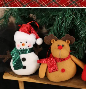 Detailopname van pluche sneeuwpop en rendier kersthangers met glitter en stoffen details
