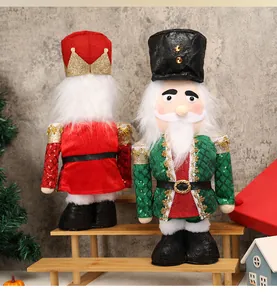 Dettaglio delle bambole schiaccianoci di Babbo Natale con paillettes e pelliccia bianca