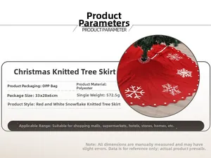 Detail van rode gebreide kerstboomschort met witte sneeuwvlokpatronen en zachte textuur