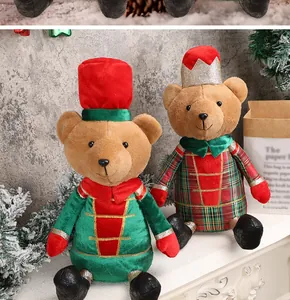 Detailansicht der weihnachtlichen Teddybären in roten und grünen Soldatenkostümen