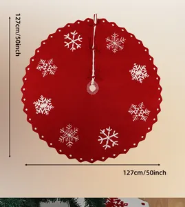 Detailoverzicht van de 127cm rode gebreide kerstboomrok met witte sneeuwvlokpatronen