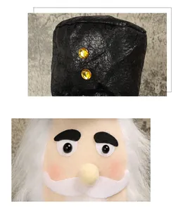 Dettaglio macro del soldato schiaccianoci in peluche con cappello nero e strass gialli