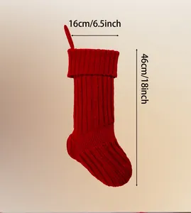 Dettaglio calza di Natale in maglia rossa con misure di 46cm di lunghezza e 16cm di base