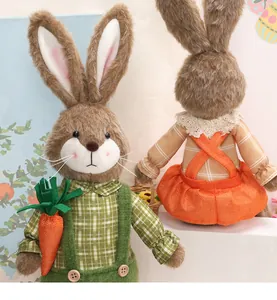 Detalle de conejitos de Pascua de peluche con trajes de cuadros y detalles de encaje