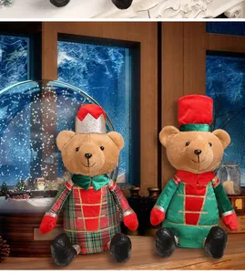 Detailansicht von Weihnachts-Teddybären in Soldatenkostümen auf einer Fensterbank