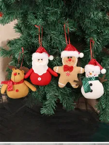 Detailopname van pluche kerstman, sneeuwpop en rendierhangers in de kerstboomversiering
