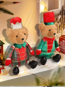 Nahaufnahme von zwei Weihnachts-Plüschbären in Schottenkaro und Samt auf einem Tisch