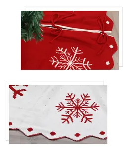 Detailweergave van rood-witte gebreide kerstboomrokken met decoratieve sneeuwvlokpatronen