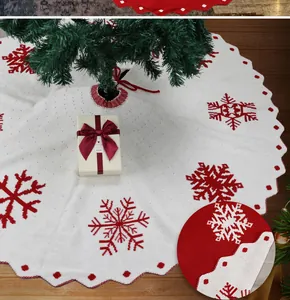 Close-up van rode gebreide sneeuwvlokken en geschulpte rand op de kerstboomschort