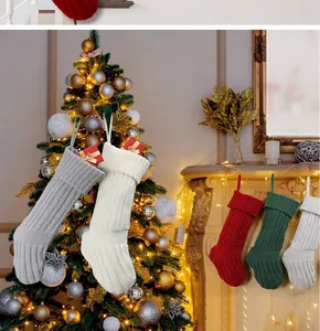 Dettaglio di calze di Natale in maglia grossa su un camino con decorazioni festive