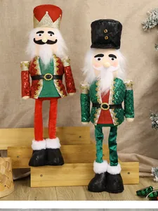 Dettaglio di schiaccianoci festivi con abiti di paillettes e stivaletti di peluche