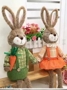 Detalle de conejitos de Pascua de peluche con patas largas sosteniendo una zanahoria