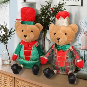Weihnachtliche Plüschbären im Soldaten- und Karodesign auf einem festlichen Holztisch
