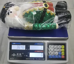 Dettaglio di un soldatino schiaccianoci in paillettes su bilancia dal peso di 364,8 g