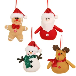 Set van vier pluchen kersthangers met de kerstman, een sneeuwpop en een rendierfiguur