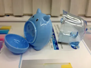 Temperamatite blu a forma di mucca con due fori e contenitore trasparente per residui