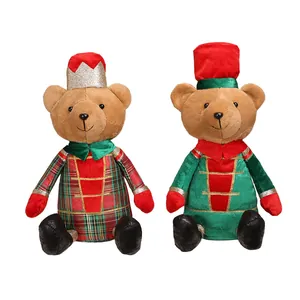 Weihnachts-Teddybären in roten und grünen Soldatenkostümen für festliche Dekoration