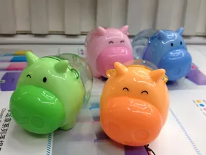 Dettaglio di simpatici temperamatite a forma di mucca in quattro colori con corpo trasparente