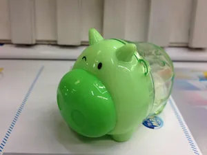 Dettaglio di un temperamatite creativo a forma di maiale verde con corpo traslucido