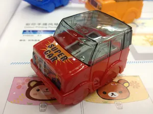 Dettaglio del temperamatite a forma di auto rossa con coperchio trasparente e lama interna