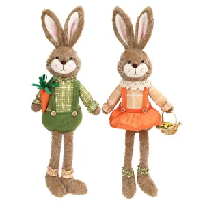 Set de conejitos de Pascua de peluche con patas largas, peto verde y zanahoria de tela