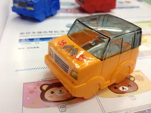 Dettaglio del temperamatite a forma di auto arancione con coperchio e lama interna