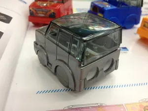 Dettaglio macro di un temperamatite argento a forma di auto con doppio foro e tettuccio