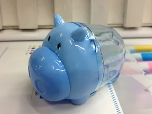 Dettaglio di un temperamatite creativo a forma di maiale con corpo blu trasparente bicolore