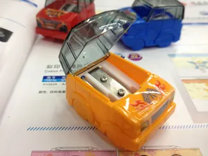 Dettaglio interno di un temperamatite a forma di auto con doppia lama e coperchio