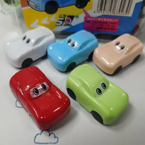 Vista superior de cinco sacapuntas de coches de dibujos animados con ojos en su empaque