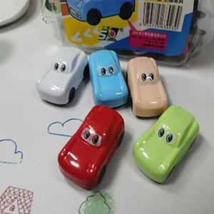 Detalle de cinco sacapuntas con forma de coche en variados colores de caramelo