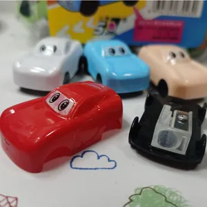 Vista detallada de sacapuntas con forma de coche y carcasas de plástico desmontables