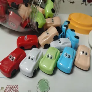 Detalle de sacapuntas con forma de coche de dibujos animados saliendo de un bote
