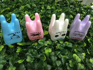 Nahaufnahme der bunten Anspitzer in Zahnform in Blau, Rosa, Weiß und Lila Finish