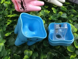Innenansicht des blauen Zahn-Anspitzers mit Stahlklinge und süßen Smile-Aufklebern