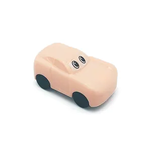 Sacapuntas de coche de dibujos animados rosa con diseño de ojos para estudiantes en blanco