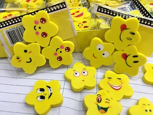 Dettaglio di gomme gialle a forma di stella con simpatiche faccine emoji in confezione