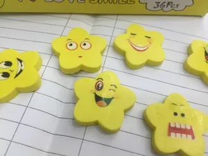 Dettaglio macro di gomme sorridenti gialle a forma di stella su carta, set da 36