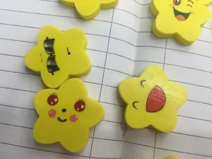 Primo piano di gomme gialle a forma di stella con espressioni di cartoni animati buffi