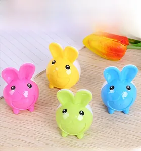 Taille-crayons lapin de couleurs variées sur un bureau en bois clair pour écoliers