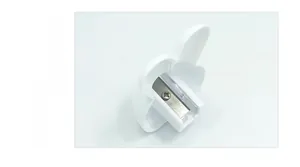 Gros plan détaillé sur la lame en acier de qualité du taille-crayon en forme de lapin