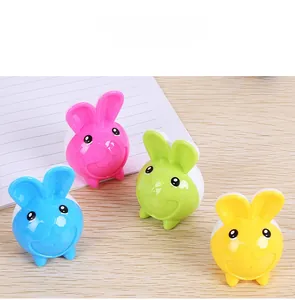 Détail des tailles-crayons en forme de lapin en quatre couleurs pastel sur un bureau