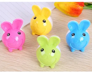 Détail de taille-crayons en forme de lapin colorés en rose, jaune, bleu et vert pastel