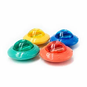 Detalle de sacapuntas UFO de doble agujero en cuatro colores vibrantes para escolares
