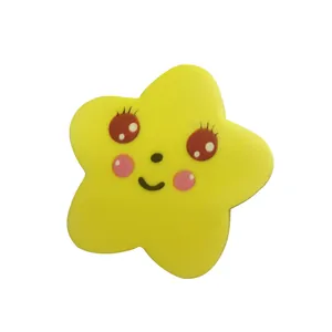 Simpatica gomma a forma di stella gialla con faccia sorridente per studenti